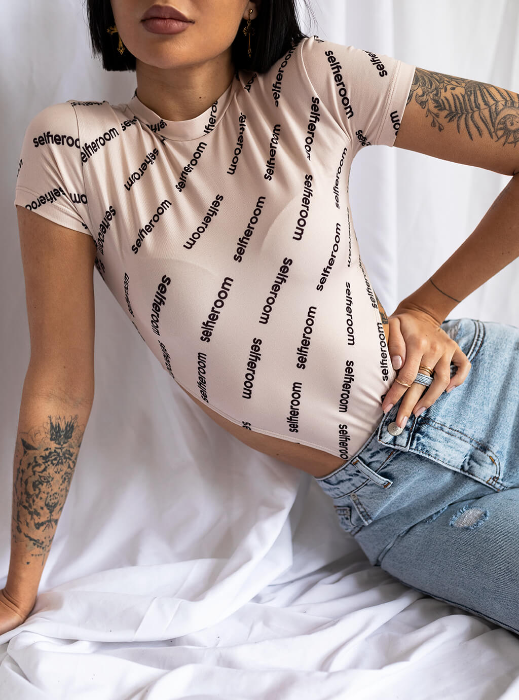 Lavani- body z krótkim i rękawami, wysokim wycięciem na biodrach i nadrukiem- beżowo-czarne  19