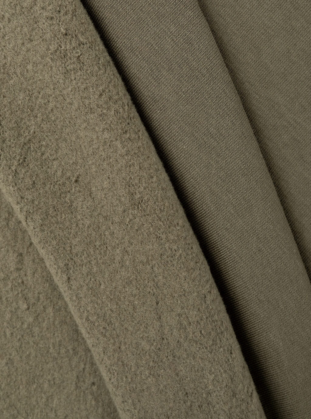 Alvira- klasyczna, delikatnie oversize’owa bluza z nadrukiem- khaki 21
