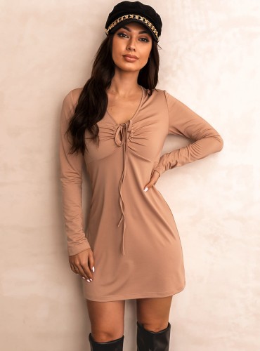 Laurette- sukienka o zrelaksowanym fasonie z długim rękawem, dekoltem w literę V i ozdobnym wiązaniem- beż