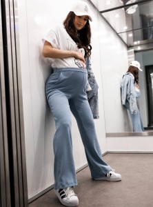 Tanni- spodnie z prążkowanej dzianiny o zrelaksowanym fasonie z kieszeniami- indygo