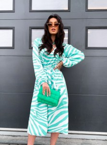 Fortana- sukienka midi z ozdobnym wiązaniem na dekolcie, print zebra- zielona