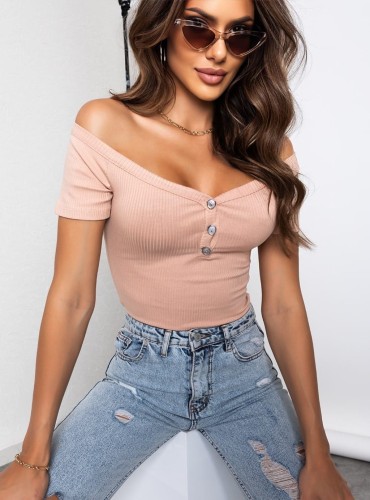 Keva- dopasowana bluzka z krótkim rękawem z dekoltem typu carmen z guziczkami- beż