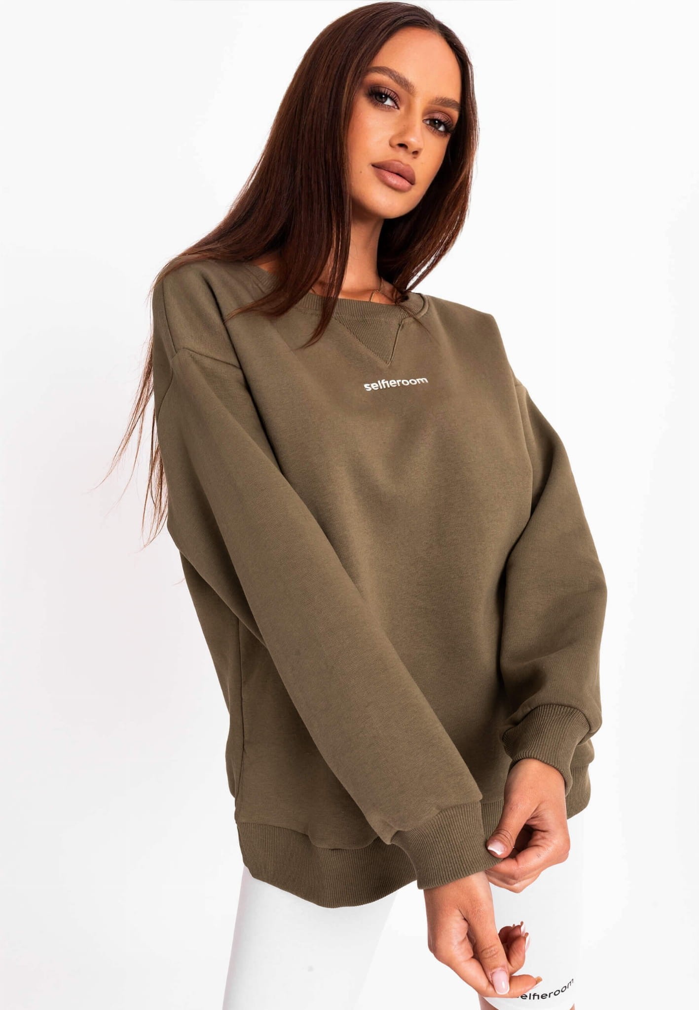 Alvira- klasyczna, delikatnie oversize’owa bluza z nadrukiem- khaki 3