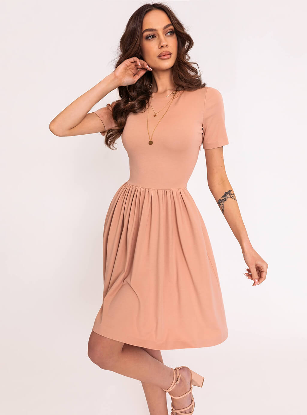 Millie - rozkloszowana sukienka z szlachetnej dzianiny punto z krótkim rękawem - camel 8
