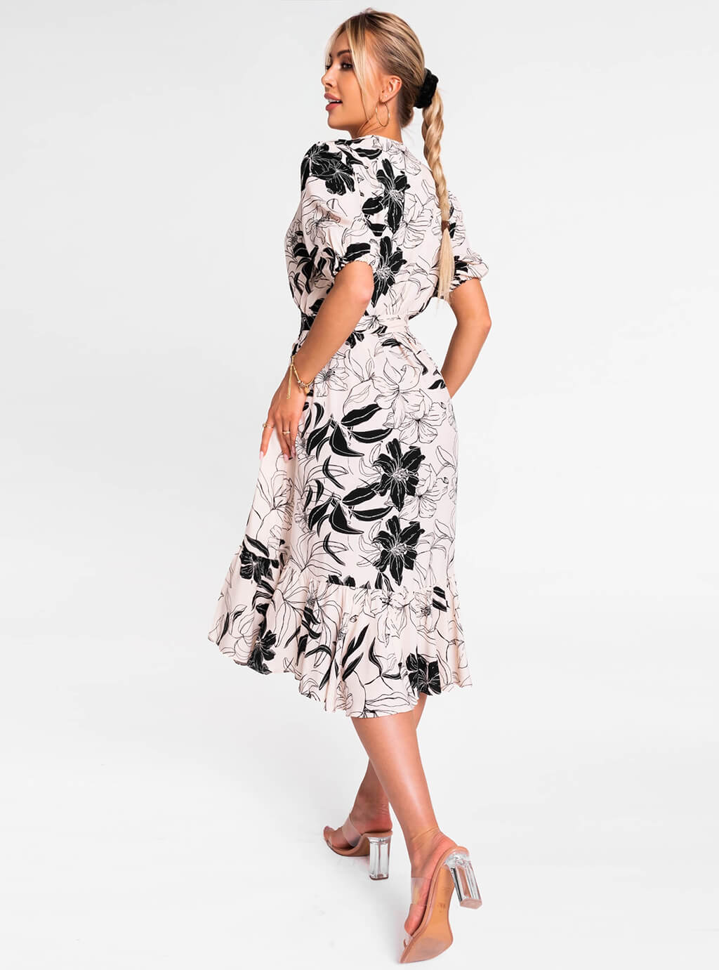 Alix - rozkloszowana, kopertowa sukienka midi - off white we wzory 9