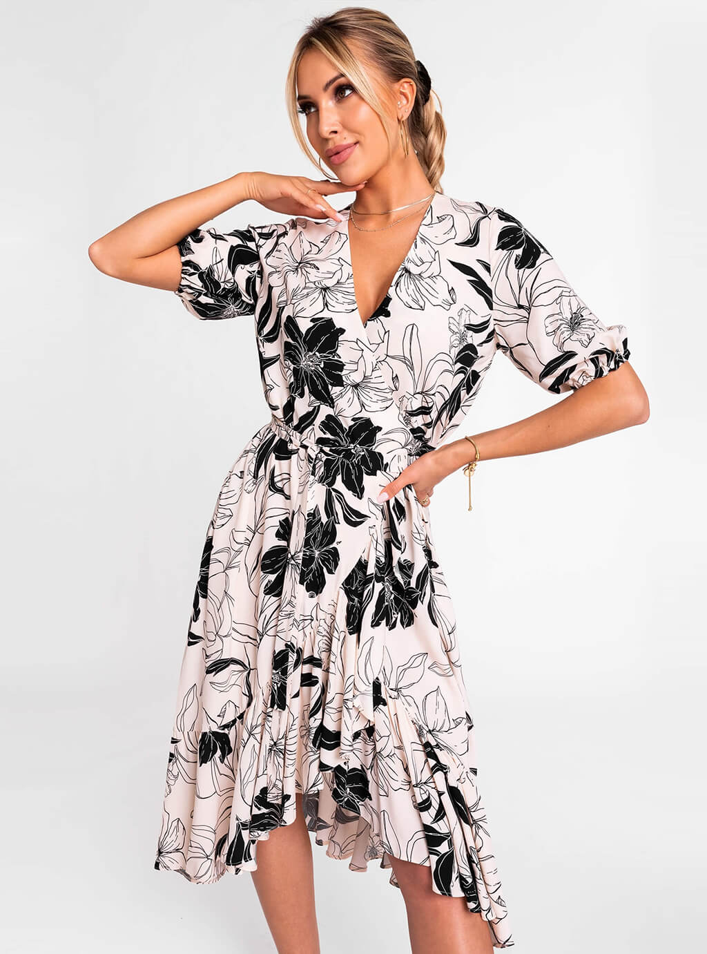 Alix - rozkloszowana, kopertowa sukienka midi - off white we wzory 10