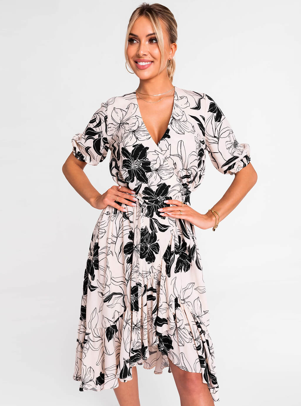 Alix - rozkloszowana, kopertowa sukienka midi - off white we wzory 11