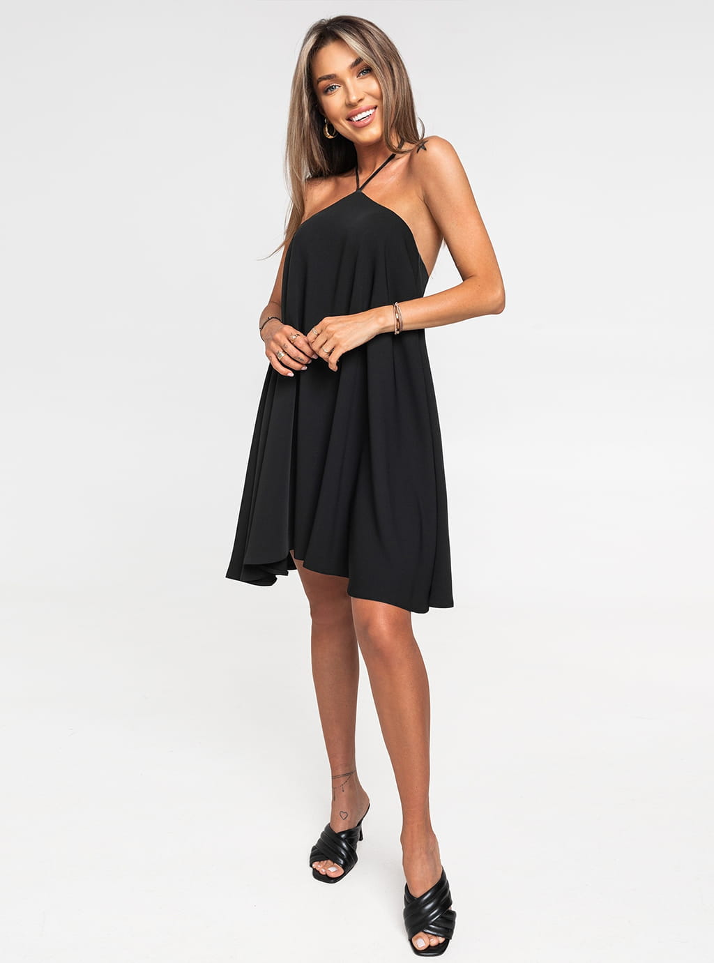 Ariela - elegancka sukienka trapezowa z wiązaniem na szyi - czarna  8