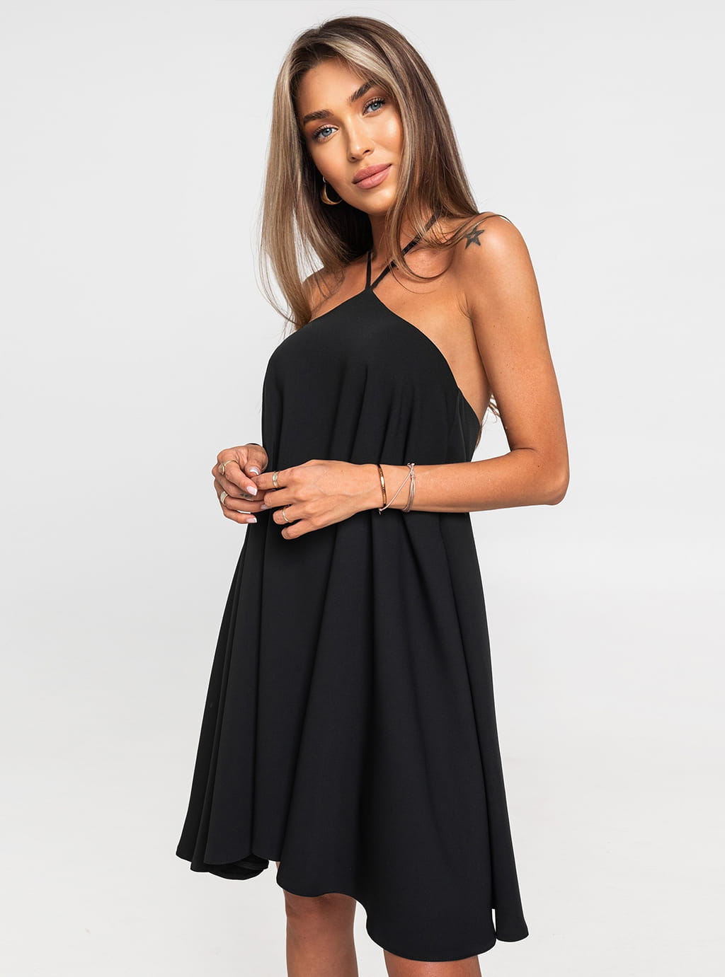 Ariela - elegancka sukienka trapezowa z wiązaniem na szyi - czarna 