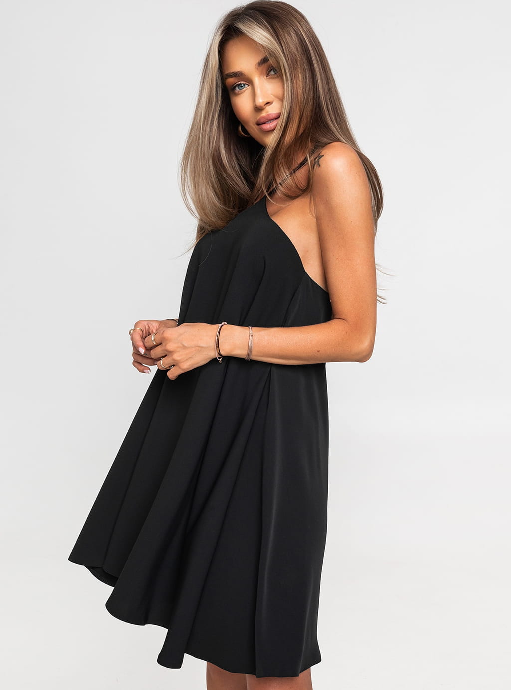 Ariela - elegancka sukienka trapezowa z wiązaniem na szyi - czarna  10