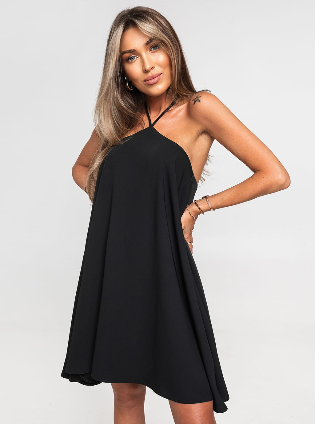 Ariela - elegancka sukienka trapezowa z wiązaniem na szyi - czarna  11