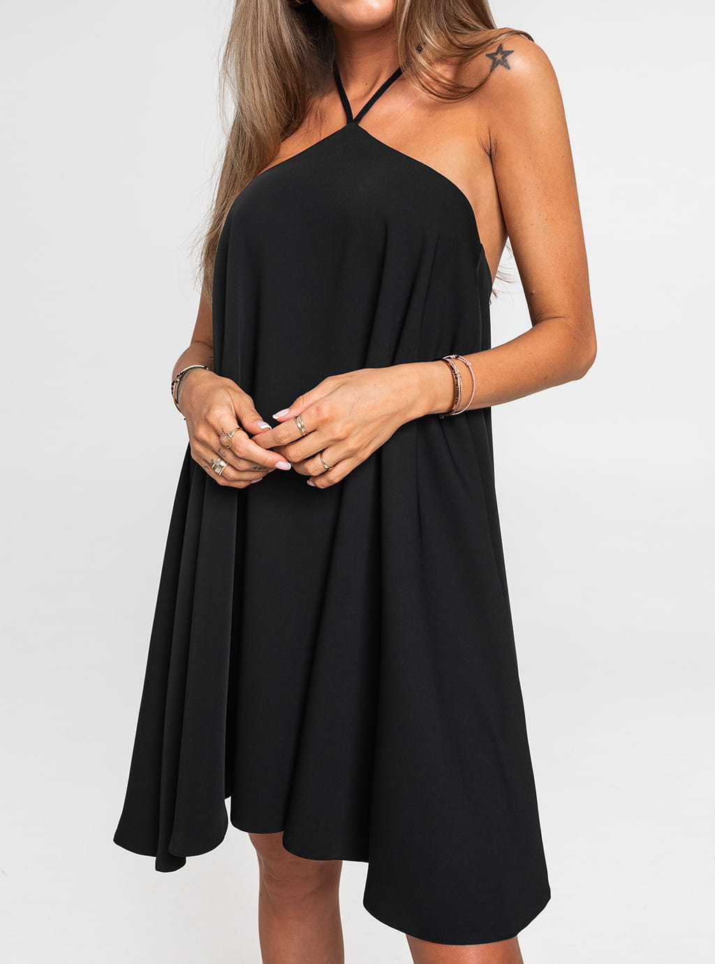 Ariela - elegancka sukienka trapezowa z wiązaniem na szyi - czarna  12
