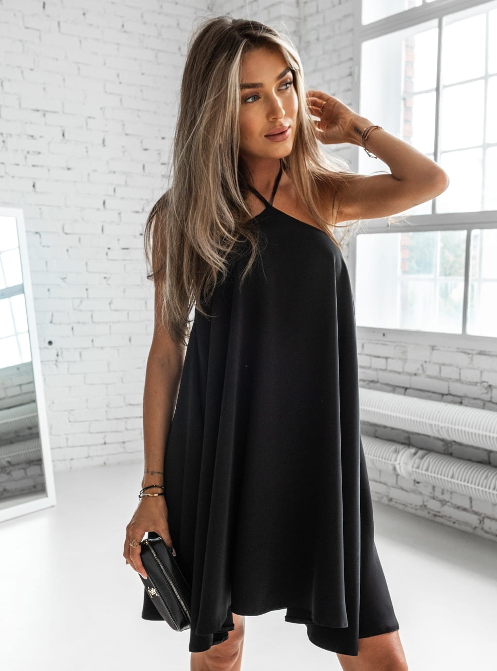 Ariela - elegancka sukienka trapezowa z wiązaniem na szyi - czarna  2