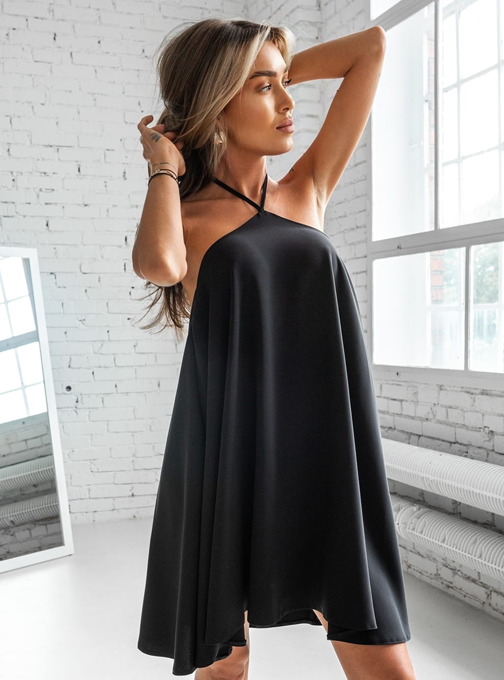 Ariela - elegancka sukienka trapezowa z wiązaniem na szyi - czarna  5