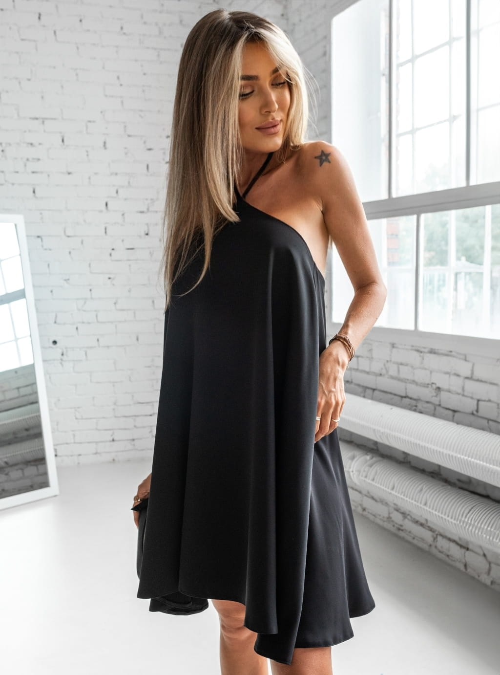 Ariela - elegancka sukienka trapezowa z wiązaniem na szyi - czarna  7