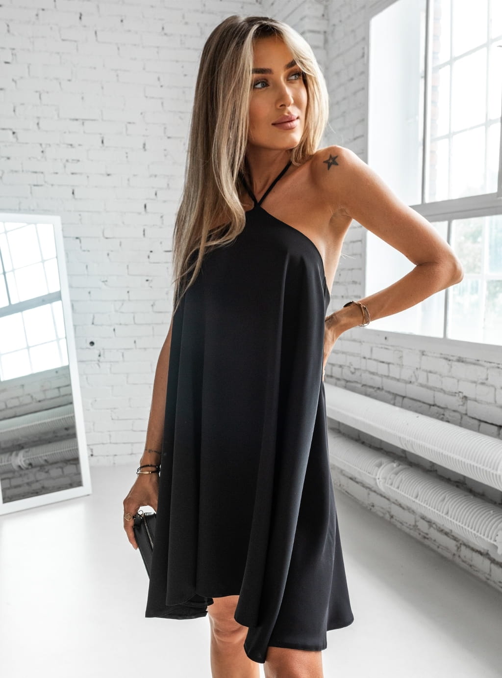 Ariela - elegancka sukienka trapezowa z wiązaniem na szyi - czarna  4