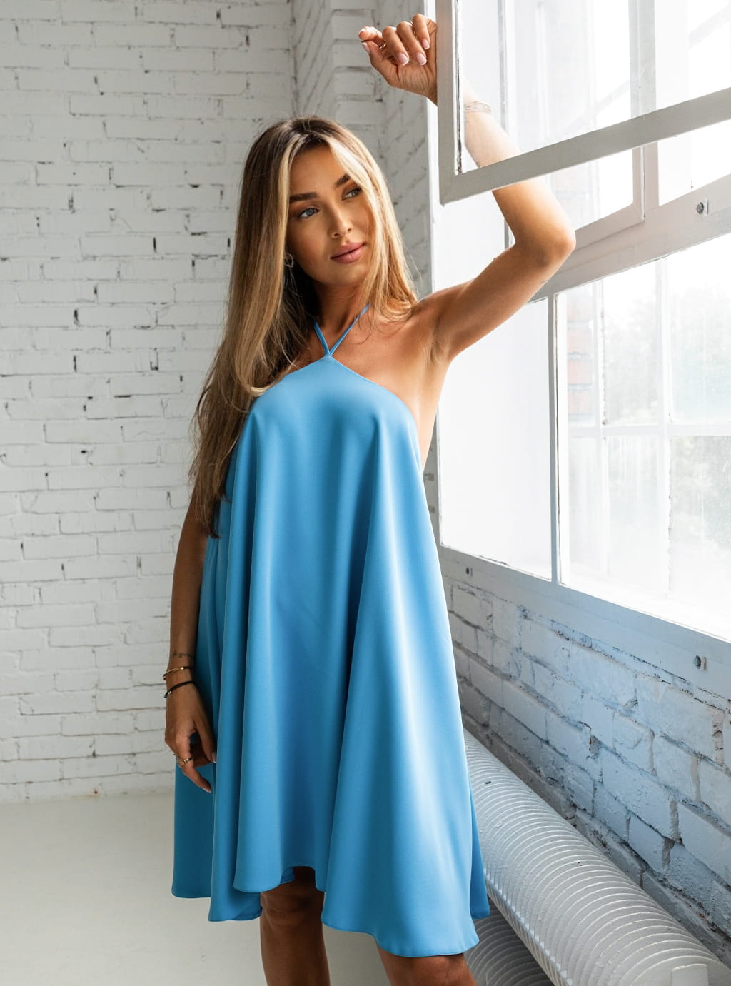 Ariela - elegancka sukienka trapezowa z wiązaniem na szyi - niebieska 3