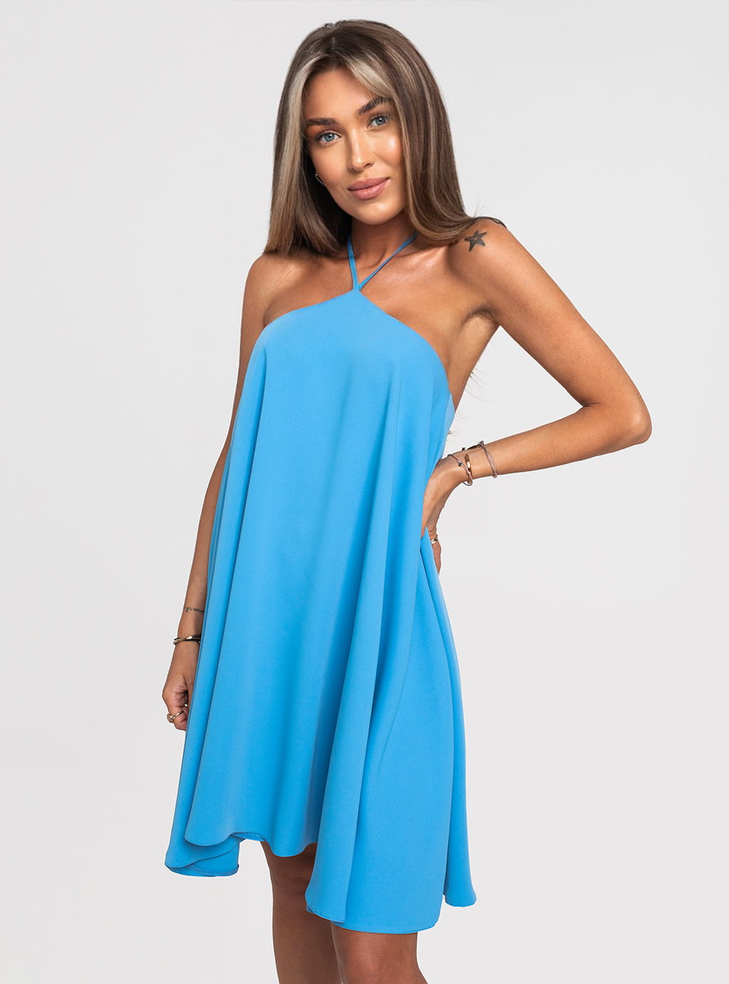 Ariela - elegancka sukienka trapezowa z wiązaniem na szyi - niebieska