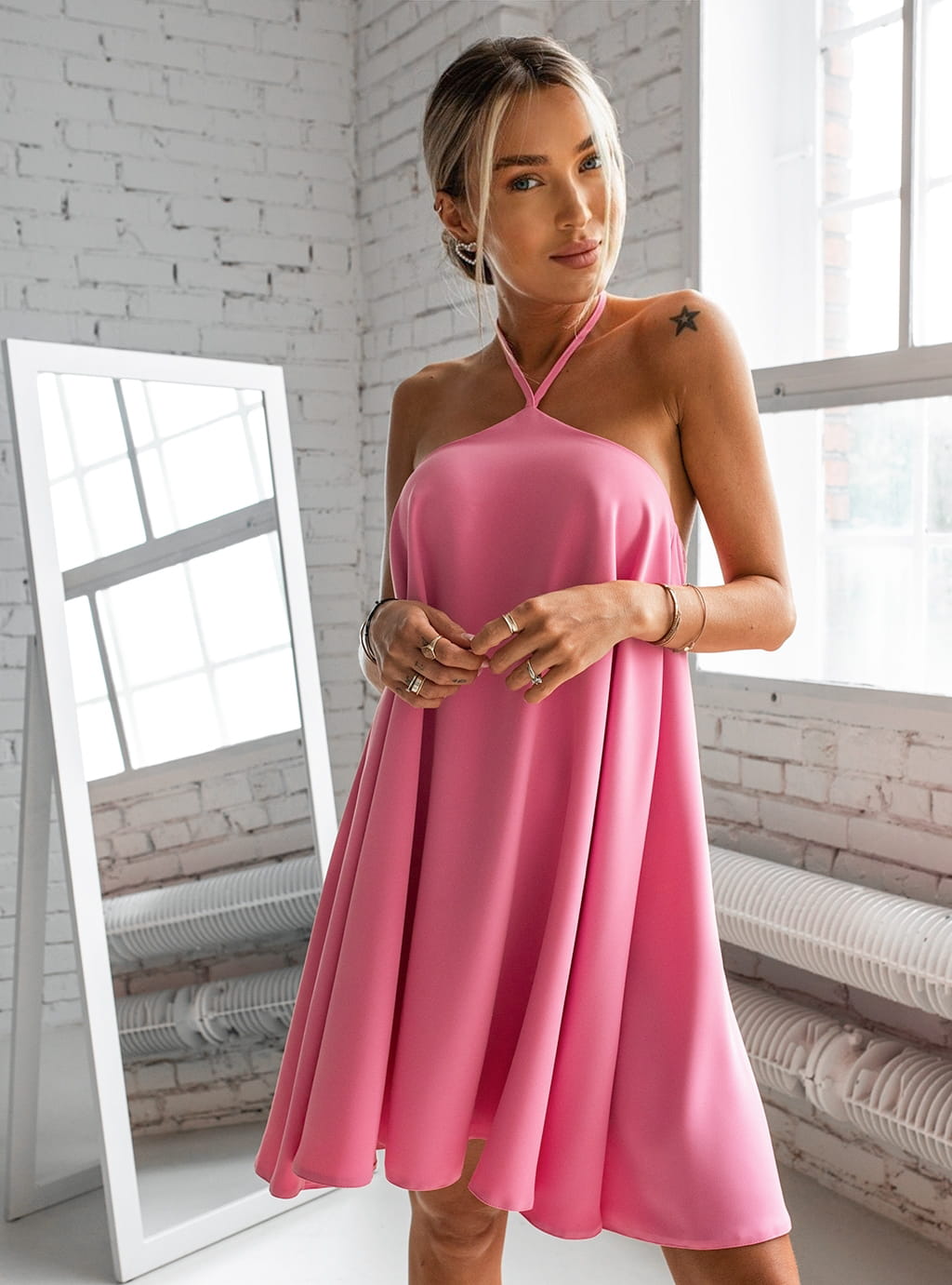 Ariela -  elegancka sukienka trapezowa z wiązaniem na szyi - róż 4
