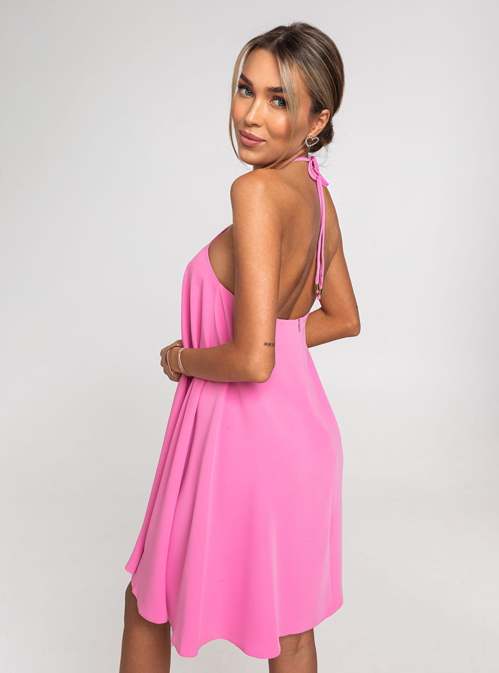 Ariela -  elegancka sukienka trapezowa z wiązaniem na szyi - róż 2