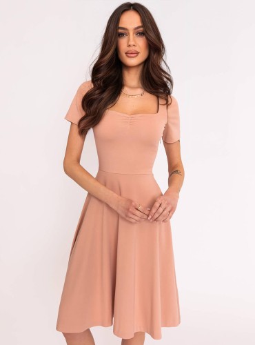 Roya - rozkloszowana sukienka z krótkim rękawem i dekoltem w serduszko - camel  