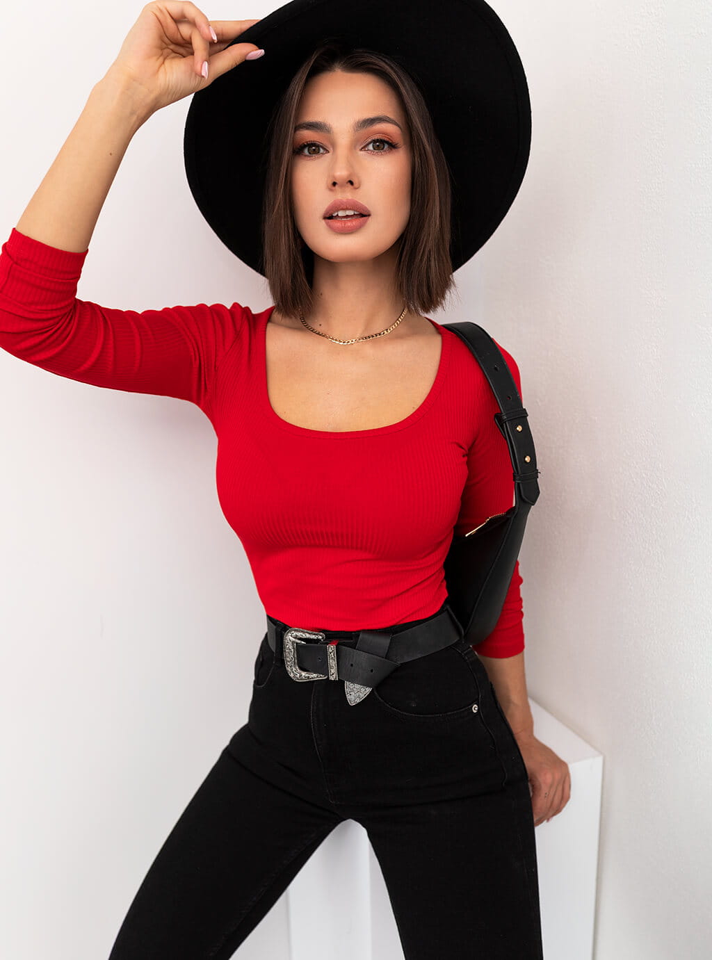 Lucia - dopasowana bluzka z dekoltem w literkę U - czerwona  8