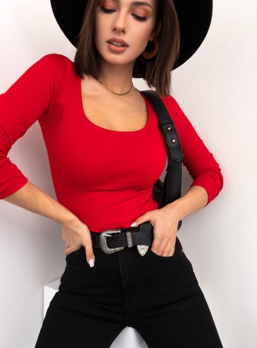 Lucia - dopasowana bluzka z dekoltem w literkę U - czerwona 