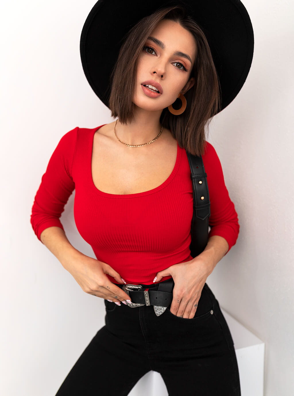 Lucia - dopasowana bluzka z dekoltem w literkę U - czerwona  9