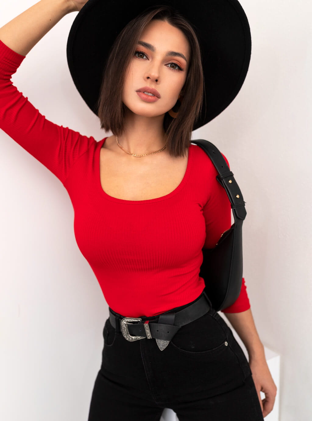 Lucia - dopasowana bluzka z dekoltem w literkę U - czerwona  11