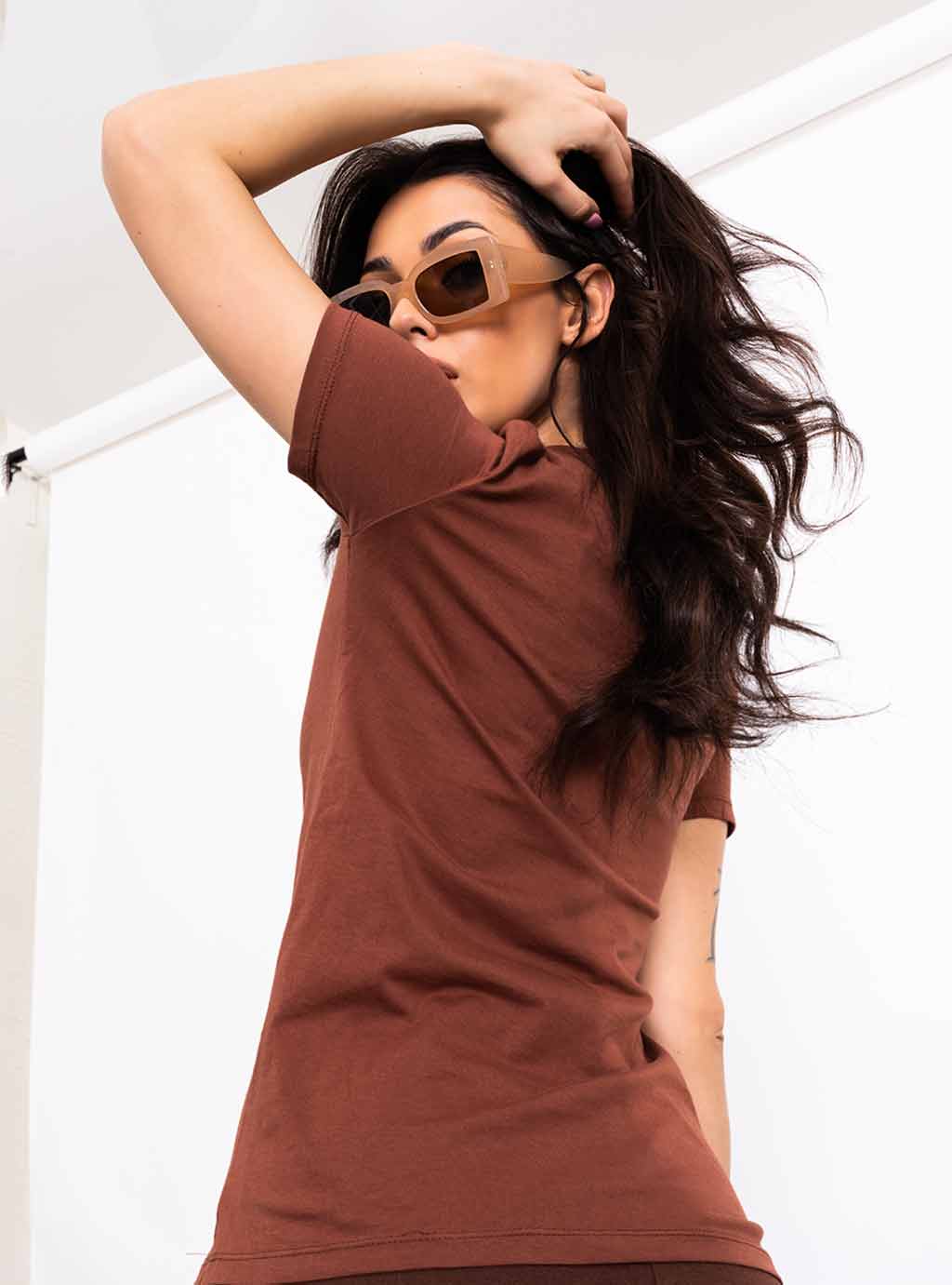 Nadia- klasyczny, bawełniany t-shirt - brąz 10