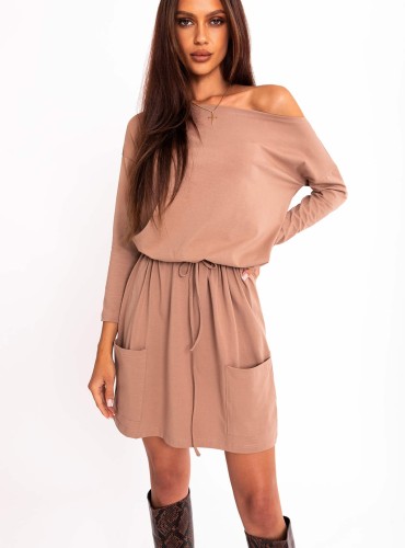Megi - dresowa sukienka z długim rękawem, luźny oversize’owy krój  - camel