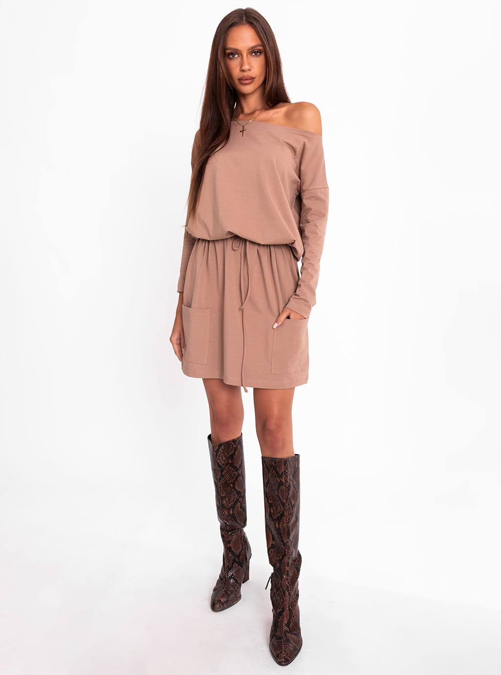 Megi - dresowa sukienka z długim rękawem, luźny oversize’owy krój  - camel 8