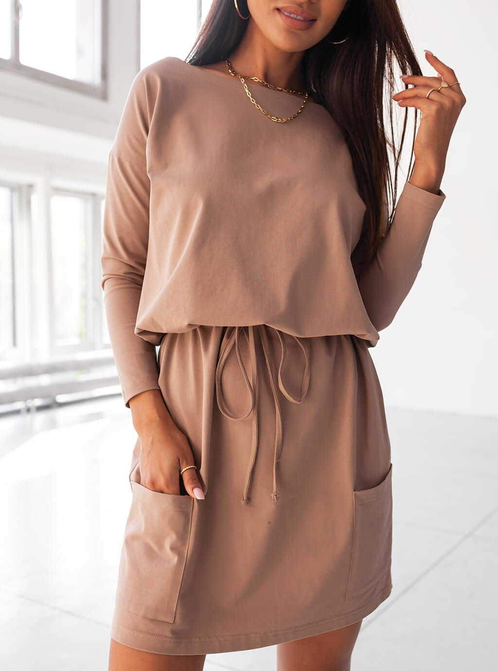 Megi - dresowa sukienka z długim rękawem, luźny oversize’owy krój  - camel 14