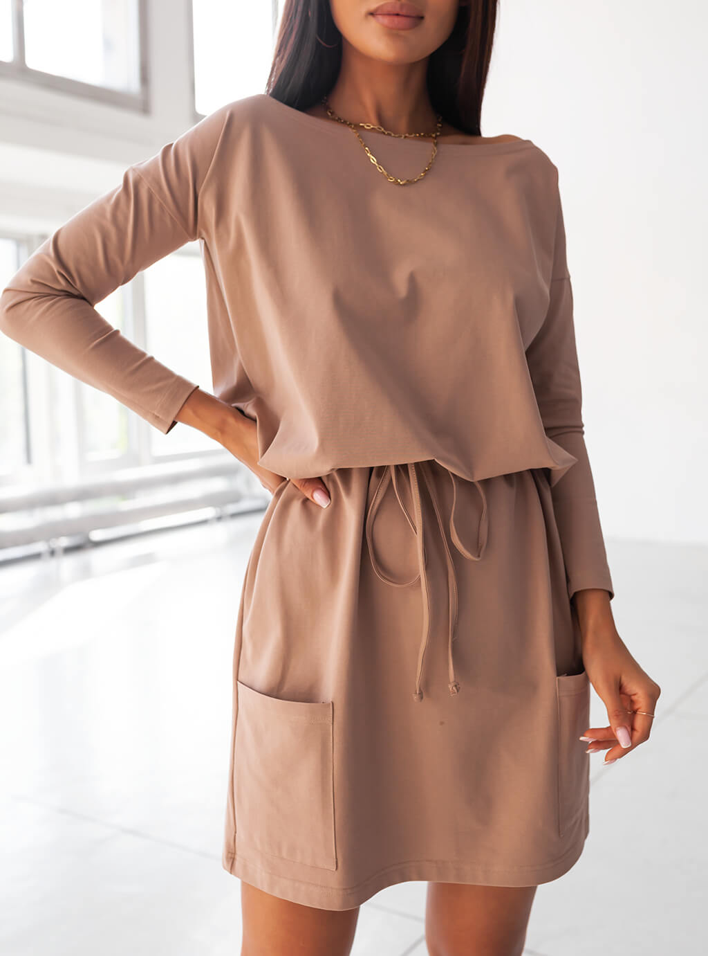 Megi - dresowa sukienka z długim rękawem, luźny oversize’owy krój  - camel 5
