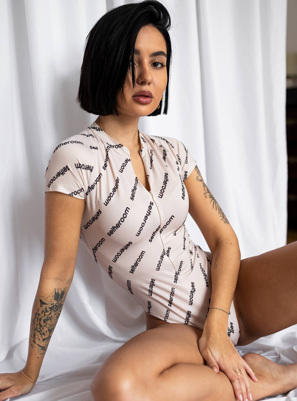 Daxi - dopasowane body z krótkim rękawem, sexi dekolt - beżowo-czarne 22