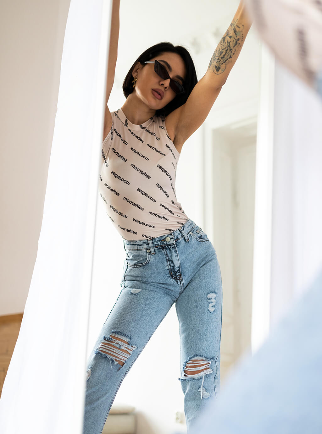 Rosei - dopasowana bluzka z bardzo elastycznego materiału, ozdobiona białym nadrukiem SELFIEROOM -  beżowo-czarna 16