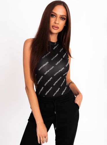 Rosei - dopasowana bluzka z bardzo elastycznego materiału, ozdobiona białym nadrukiem SELFIEROOM -  czarno-biała