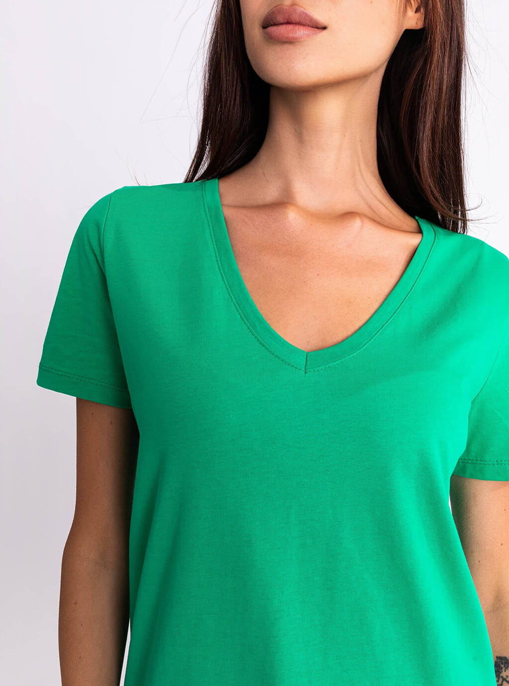 Lissie - klasyczny bawełniany t-shirt z dekoltem w literę V - zielony 10
