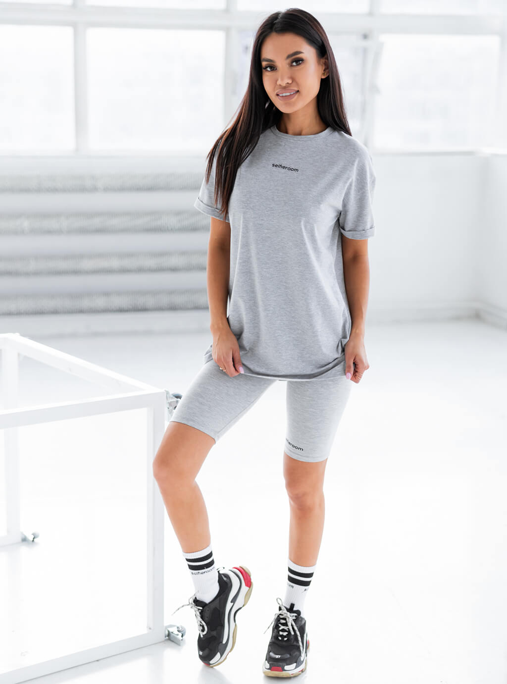 Laude- oversize’owy t-shirt z nadrukiem- szary 8