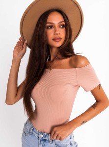 Lovita- dopasowana bluzka typu hiszpanka z prążkowanej dzianiny- beż