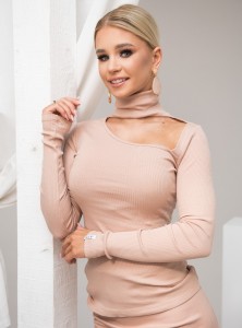 Tolfi - dopasowana bluzka z prążkowej dzianiny z długim rękawem, asymetrycznym dekoltem - beż