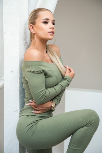 Kola - dopasowana bluzka z dekoldem łódki - khaki