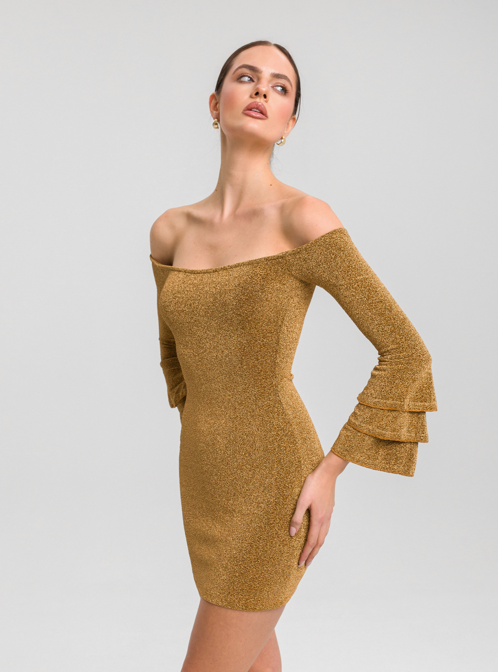 Sukienka Gold Glam – Zmysłowa mini z odkrytymi ramionami