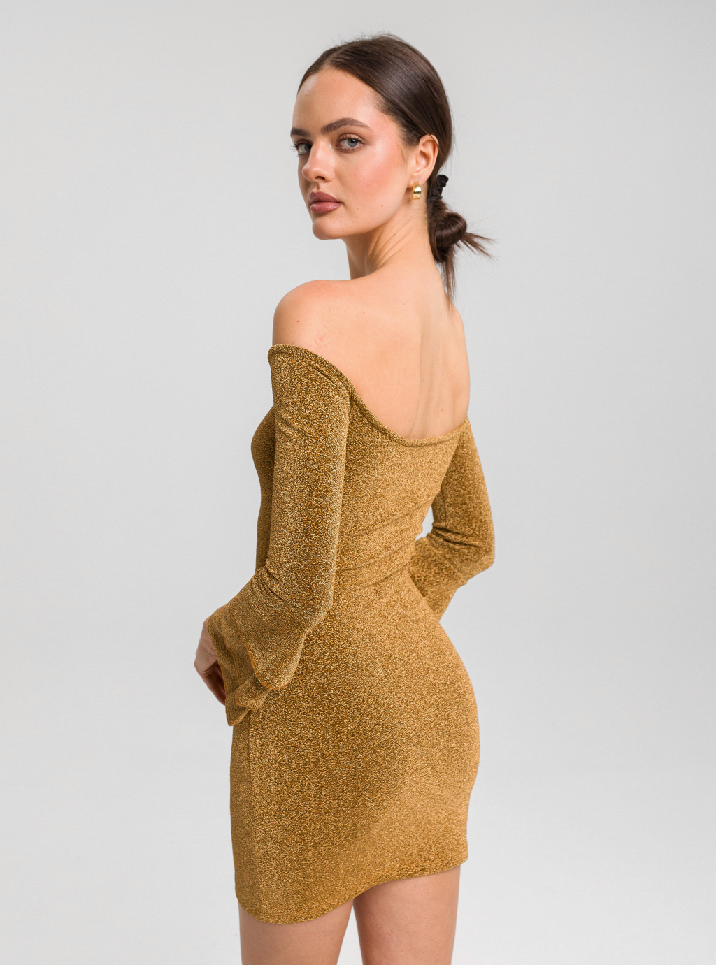 Sukienka Gold Glam – Zmysłowa mini z odkrytymi ramionami 5
