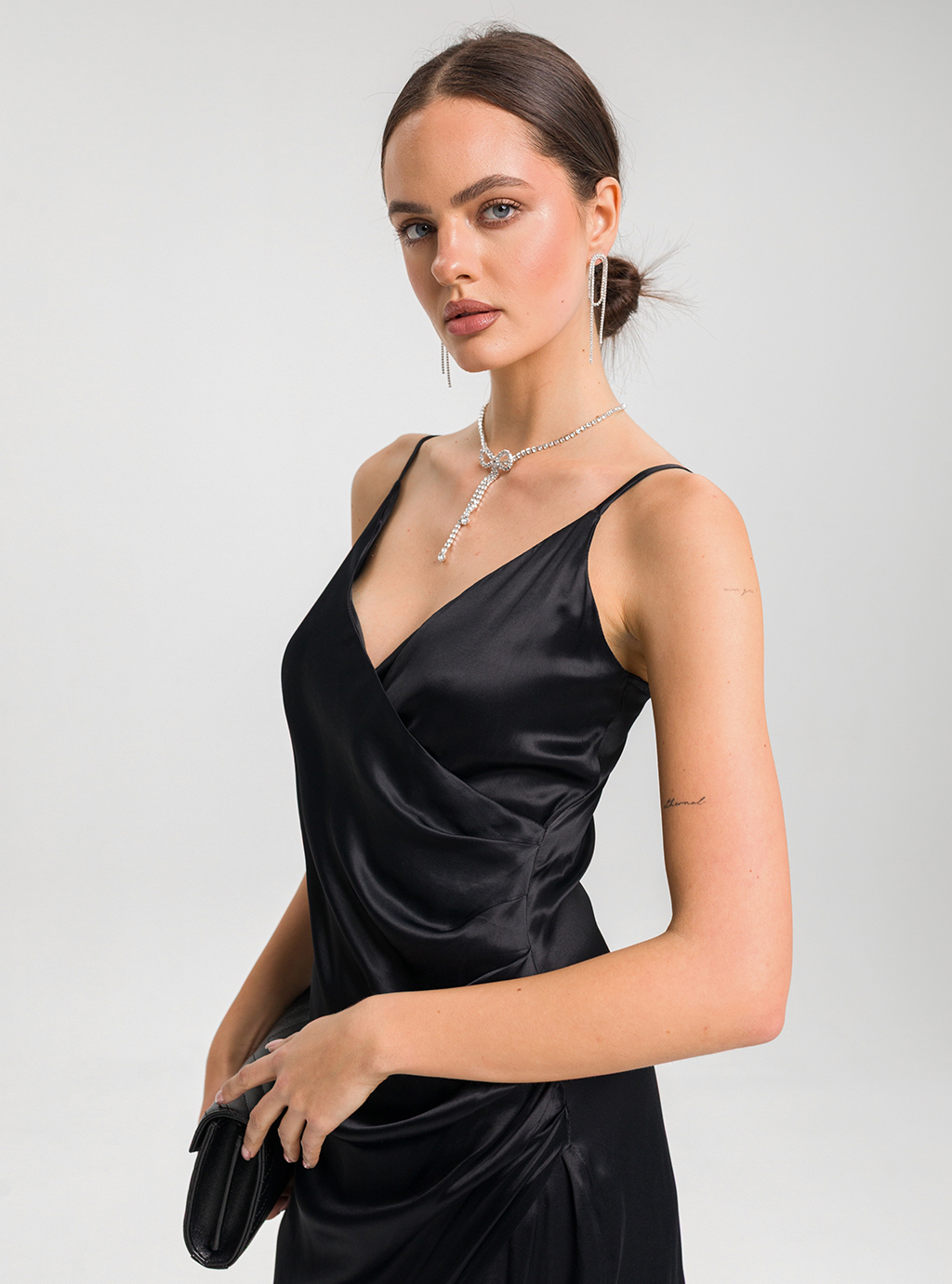Sukienka La Perla – Satynowa Elegancja w Czerni 3
