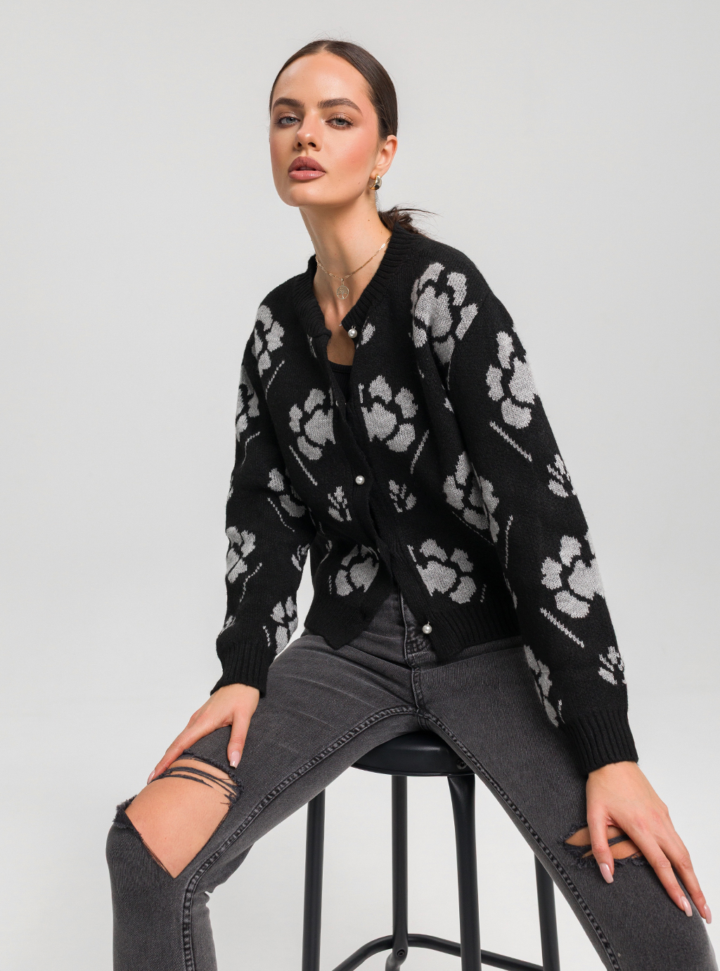 Sweter Bloom – czarny kardigan w kwiaty 2