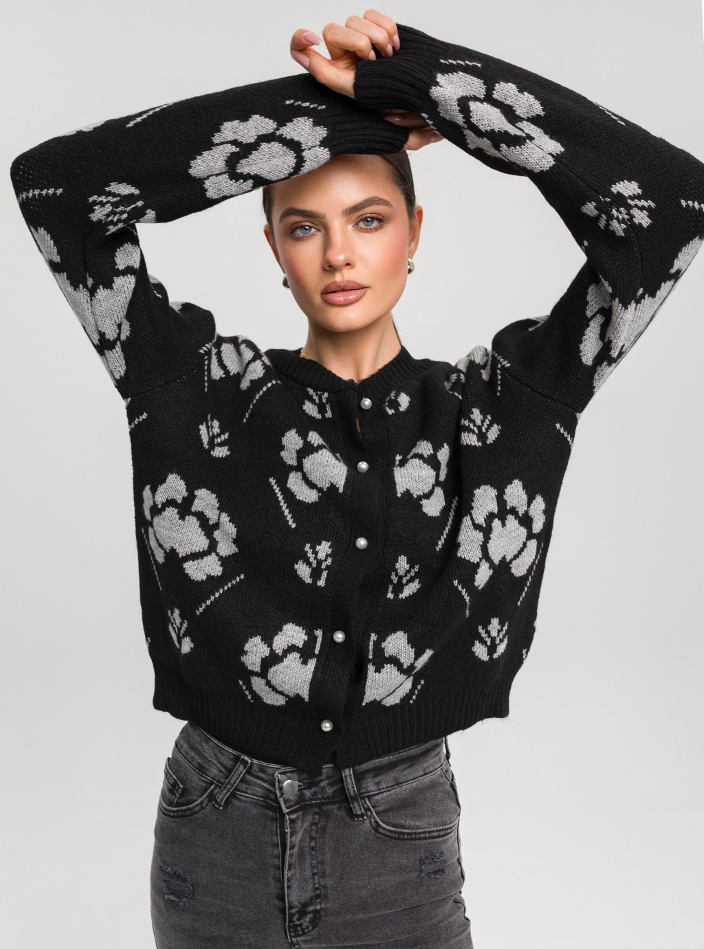 Sweter Bloom – czarny kardigan w kwiaty 3