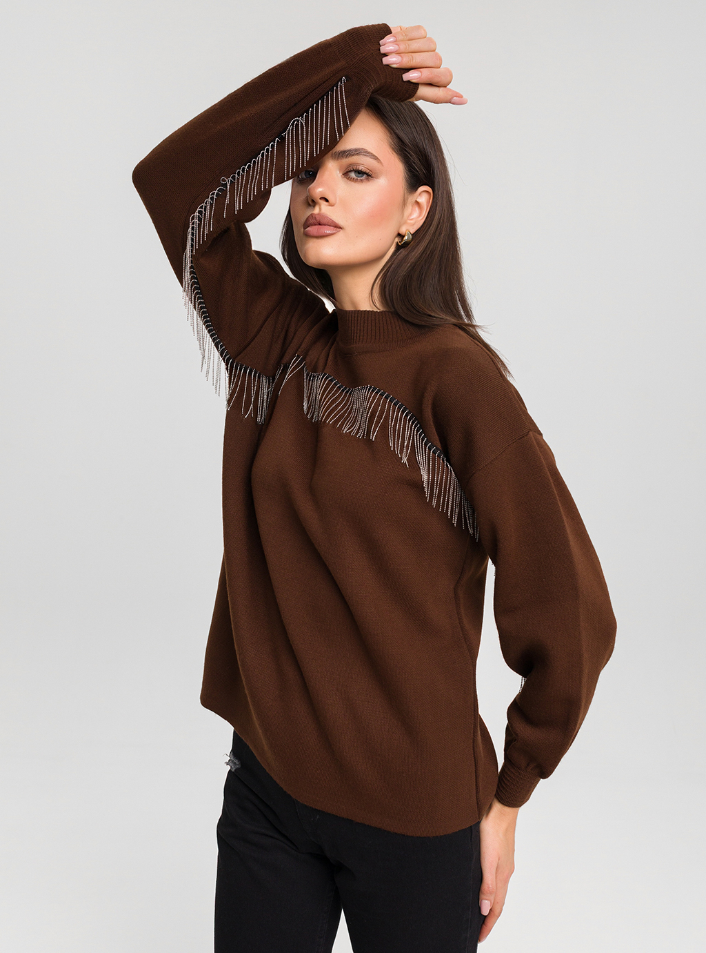 Sweter Dakota – brązowy sweter z ozdobnymi frędzlami