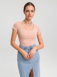 Dopasowana bluzka MOOD SHORT  z prążkowej dzianiny z krótkim rękawem beżowa