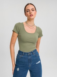 Dopasowana bluzka MOOD SHORT  z prążkowej dzianiny z krótkim rękawem khaki